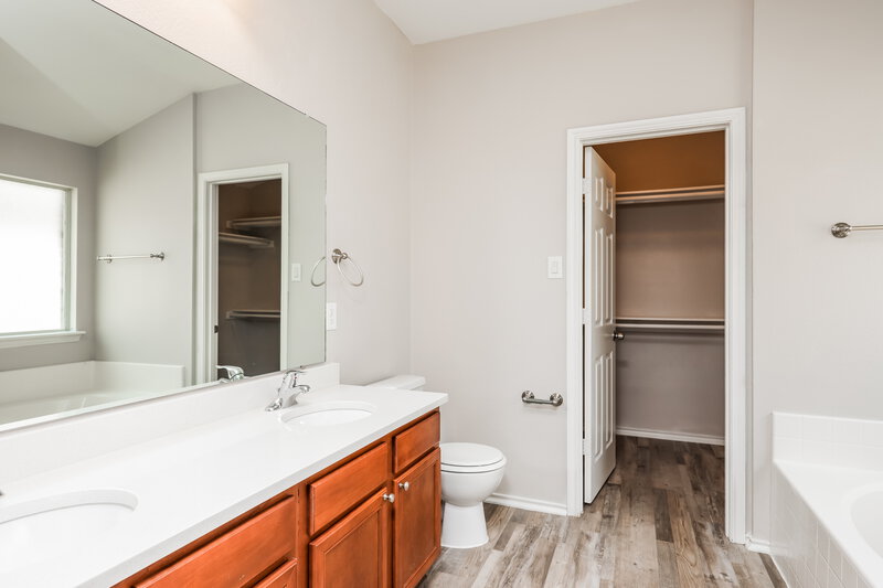 2,050/Mo, 1714 Twin Hills Way Princeton, TX 75407 Main Bathroom View
