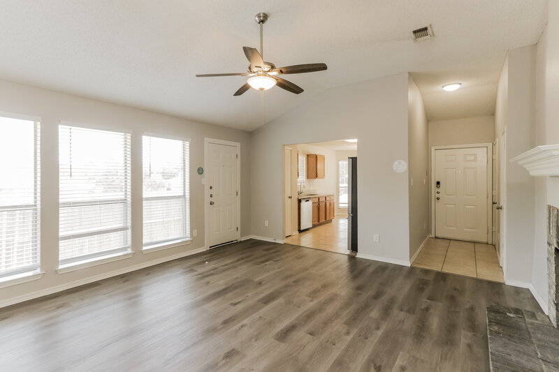 1,880/Mo, 9234 Crimnson Ct Dallas, TX 75217 Living Room View 4