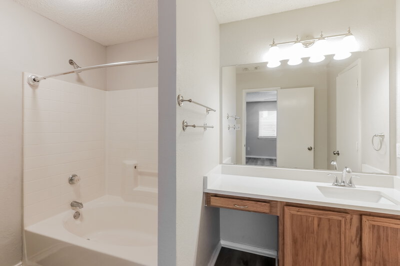 1,880/Mo, 9234 Crimnson Ct Dallas, TX 75217 Main Bathroom View