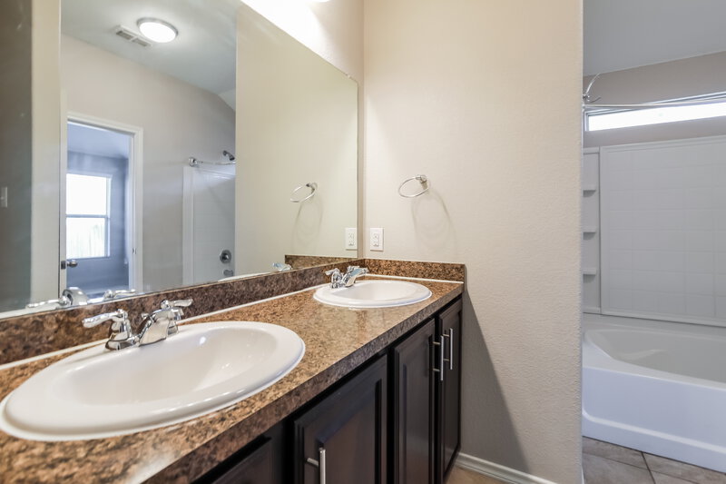 2,210/Mo, 1100 Colchester Ct Fort Worth, TX 76134 Main Bathroom View