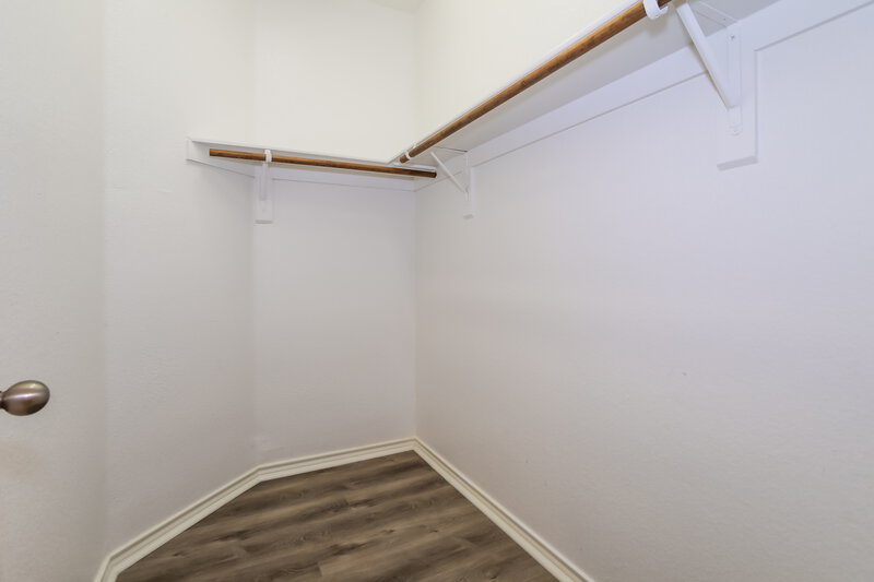 2,210/Mo, 1100 Colchester Ct Fort Worth, TX 76134 Walk In Closet View