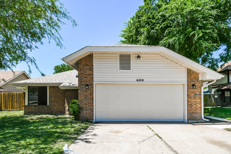 2,215/Mo, 4319 Hemingway Dr Grand Prairie, TX 75052 External View