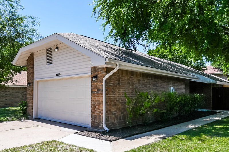2,215/Mo, 4319 Hemingway Dr Grand Prairie, TX 75052 Front View