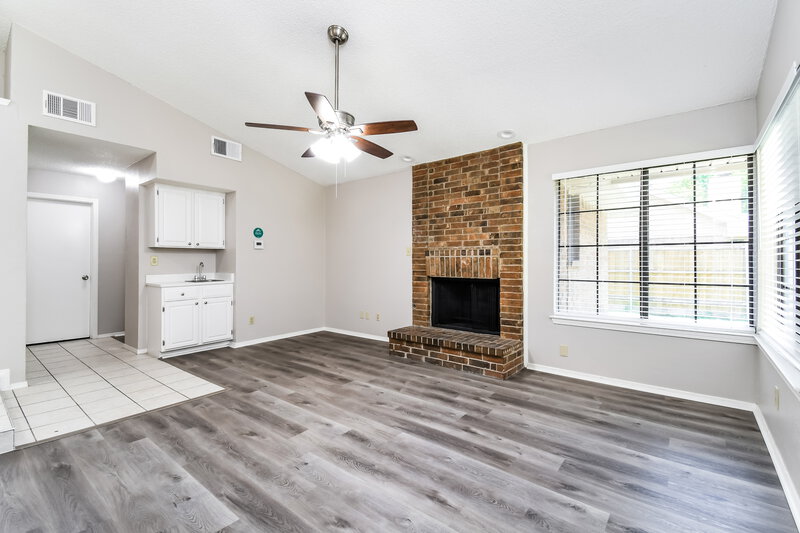 2,215/Mo, 4319 Hemingway Dr Grand Prairie, TX 75052 Living Room View 2