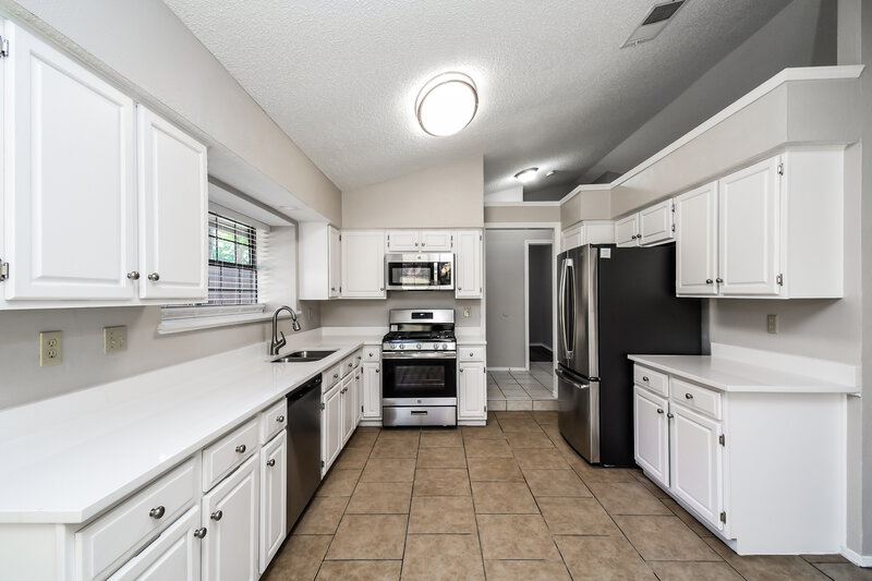 2,215/Mo, 4319 Hemingway Dr Grand Prairie, TX 75052 Kitchen View 2