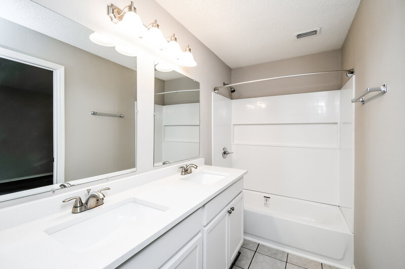 2,215/Mo, 4319 Hemingway Dr Grand Prairie, TX 75052 Main Bathroom View