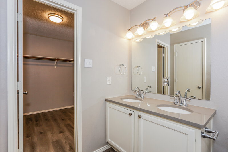 1,975/Mo, 1616 Deerwood Dr Rockwall, TX 75032 Main Bathroom View
