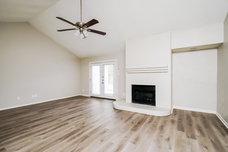 0/Mo, 411 Creekmeadow Ln Lewisville, TX 75067 Living Room View