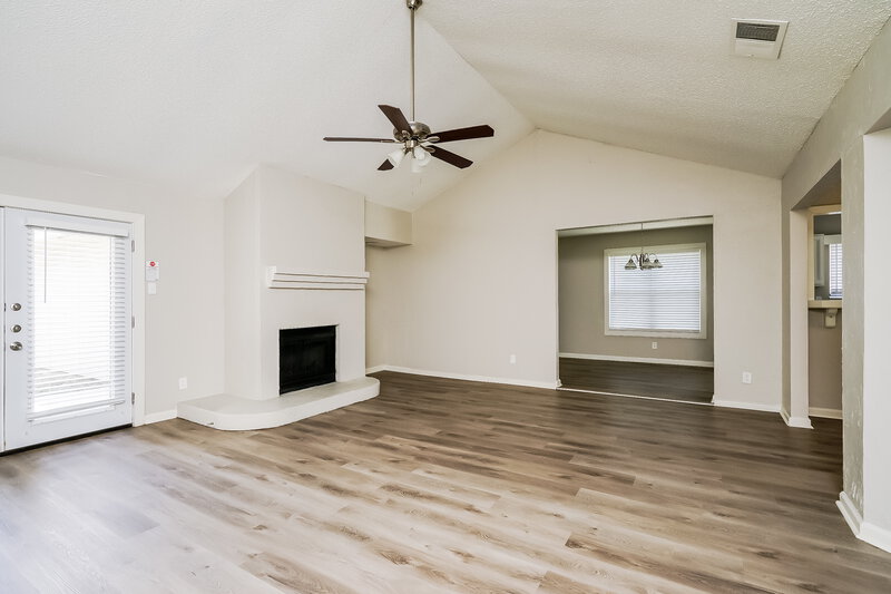 0/Mo, 411 Creekmeadow Ln Lewisville, TX 75067 Living Room View 2
