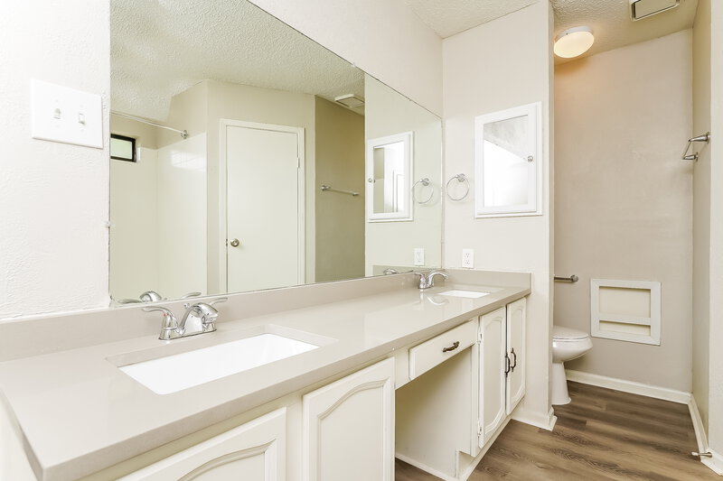 0/Mo, 411 Creekmeadow Ln Lewisville, TX 75067 Main Bathroom View