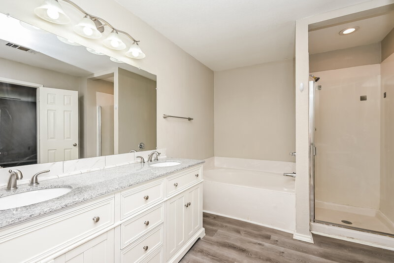 2,180/Mo, 10108 Chapel Oak Trail Fort Worth, TX 76116 Main Bathroom View