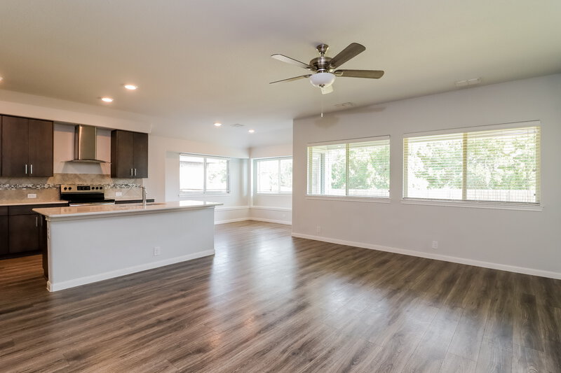 2,540/Mo, 816 Cloverwood Dr Crowley, TX 76036 Living Room View 3