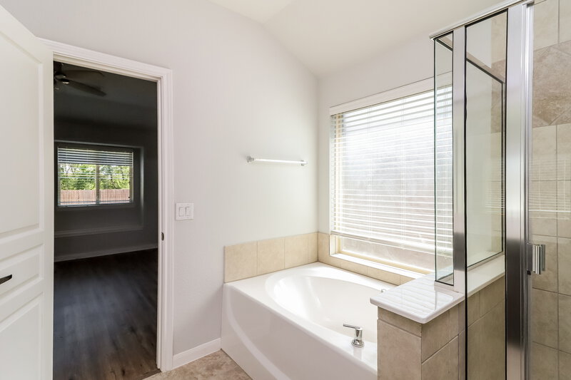 2,540/Mo, 816 Cloverwood Dr Crowley, TX 76036 Main Bathroom View