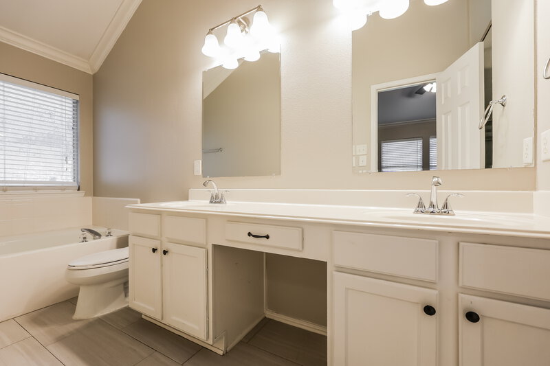 2,110/Mo, 1300 Maple Terrace Dr Mansfield, TX 76063 Main Bathroom View