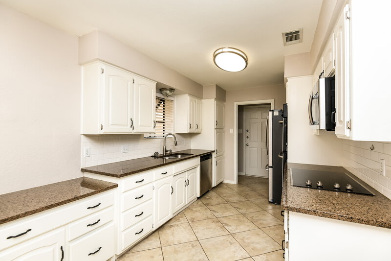 2,400/Mo, 5700 Acapulco Dr North Richland Hills, TX 76180 Kitchen View