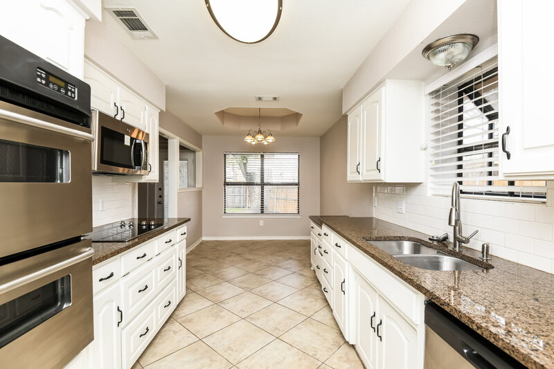 2,400/Mo, 5700 Acapulco Dr North Richland Hills, TX 76180 Kitchen View 2