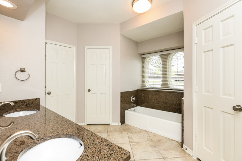 2,400/Mo, 5700 Acapulco Dr North Richland Hills, TX 76180 Main Bathroom View