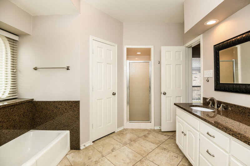 2,400/Mo, 5700 Acapulco Dr North Richland Hills, TX 76180 Main Bathroom View 2