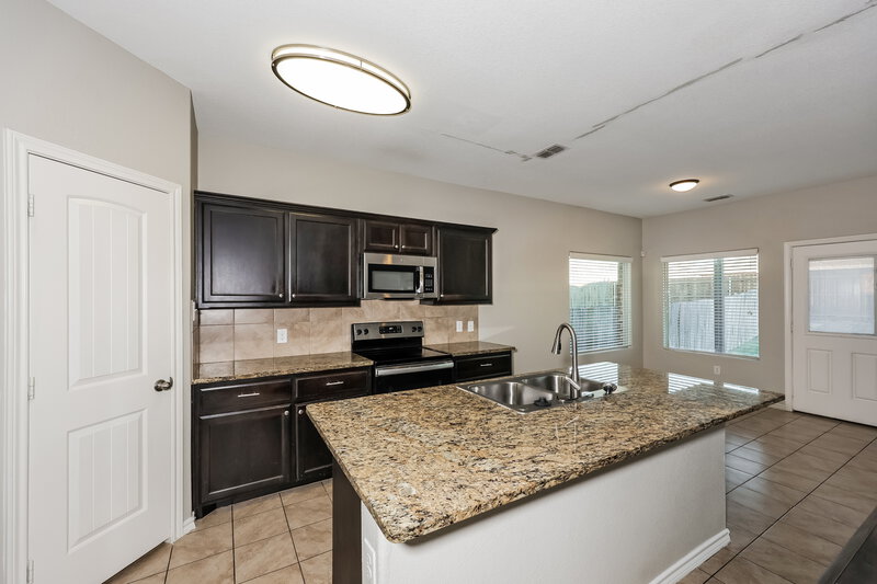 2,160/Mo, 316 Cameron Hill Pt Fort Worth, TX 76134 Kitchen View