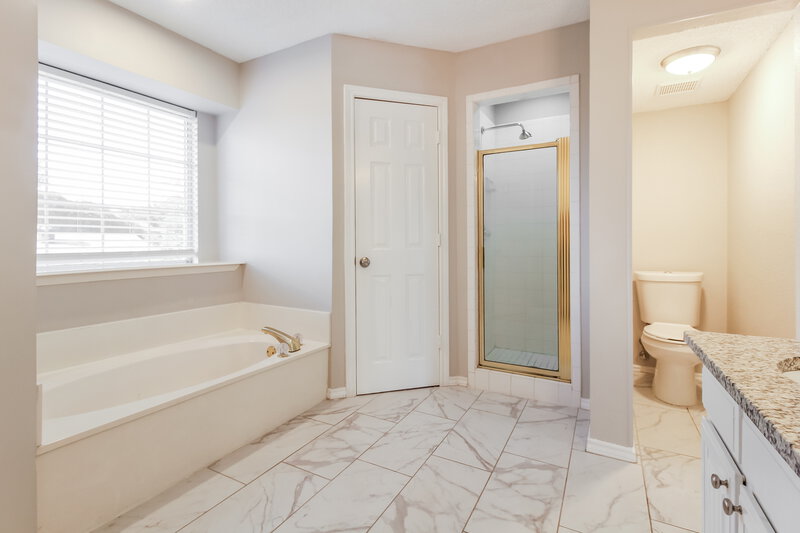 2,460/Mo, 6737 Moss Ln North Richland Hills, TX 76182 Main Bathroom View