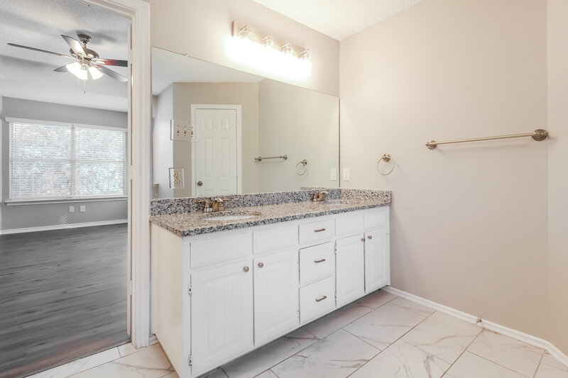 2,460/Mo, 6737 Moss Ln North Richland Hills, TX 76182 Main Bathroom View 2
