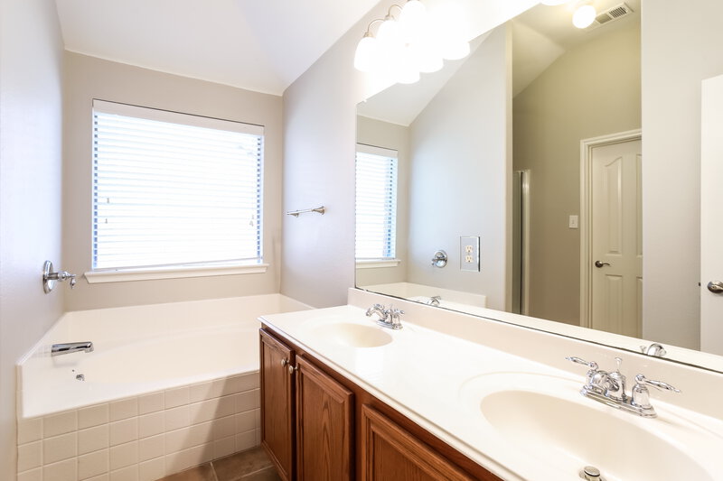 1,900/Mo, 1420 Eufemia Dr Denton, TX 76207 Main Bathroom View