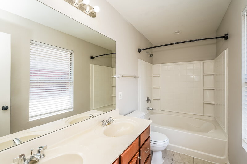 1,995/Mo, 8505 Shallow Creek Dr Fort Worth, TX 76179 Main Bathroom View