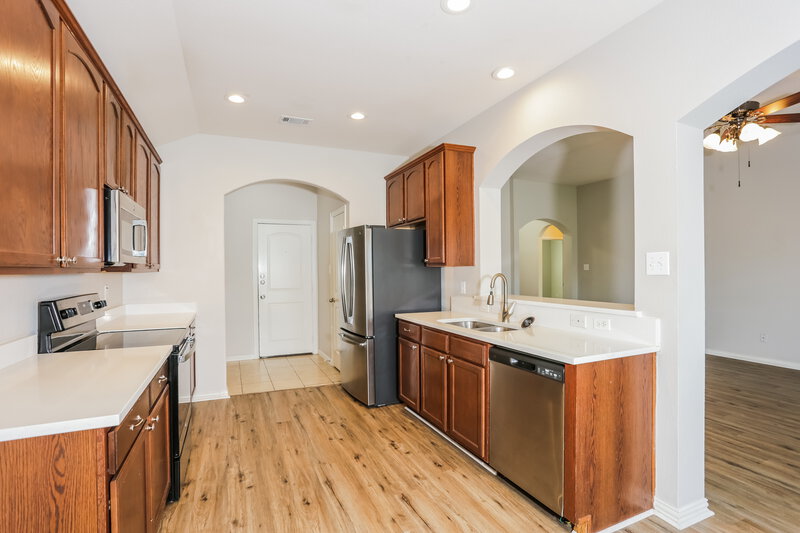 2,015/Mo, 1225 Camden Yard Dr Burleson, TX 76028 Kitchen View 3