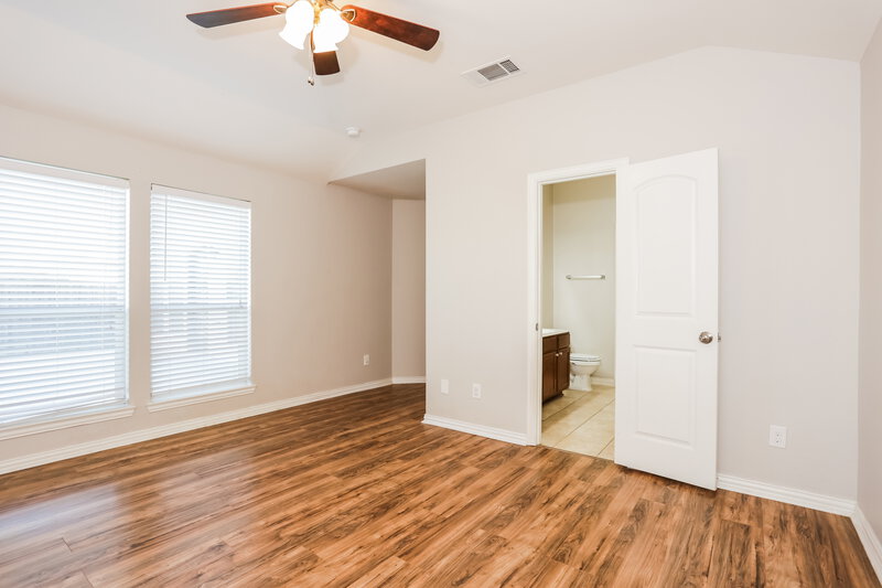 2,015/Mo, 1225 Camden Yard Dr Burleson, TX 76028 Main Bedroom View 2