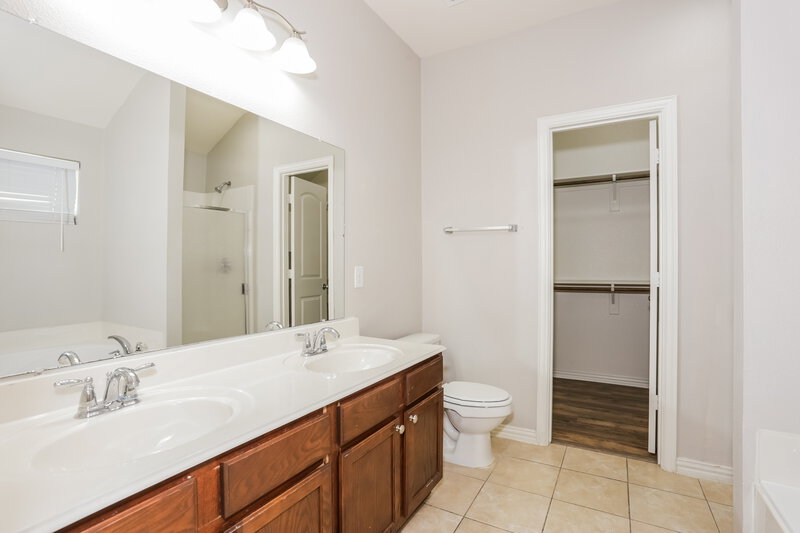2,015/Mo, 1225 Camden Yard Dr Burleson, TX 76028 Main Bathroom View