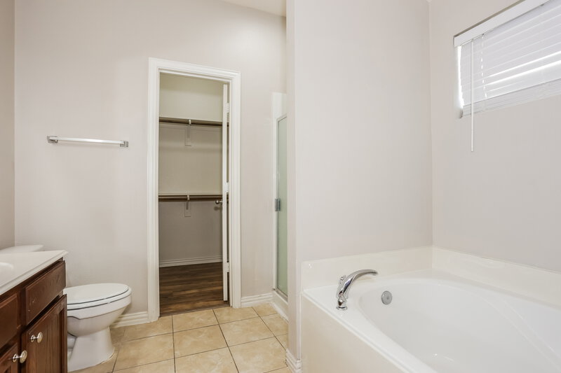 2,015/Mo, 1225 Camden Yard Dr Burleson, TX 76028 Bathroom View