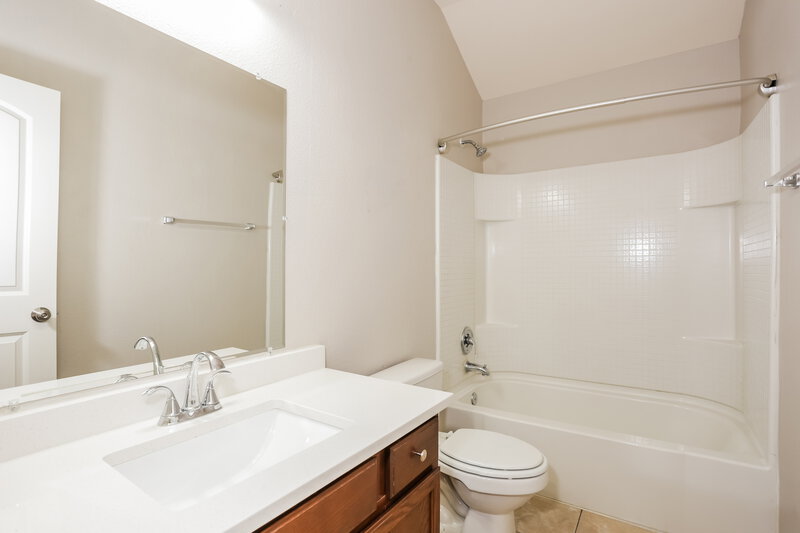 2,015/Mo, 1225 Camden Yard Dr Burleson, TX 76028 Bathroom View 2