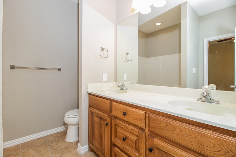 1,895/Mo, 3228 Vine St Euless, TX 76040 Main Bathroom View