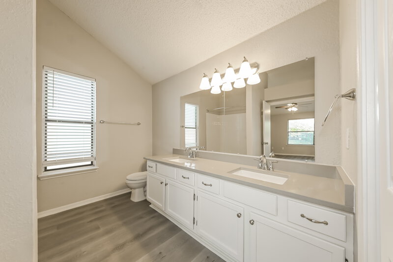 2,500/Mo, 4110 Briton Ct Grand Prairie, TX 75052 Main Bathroom View