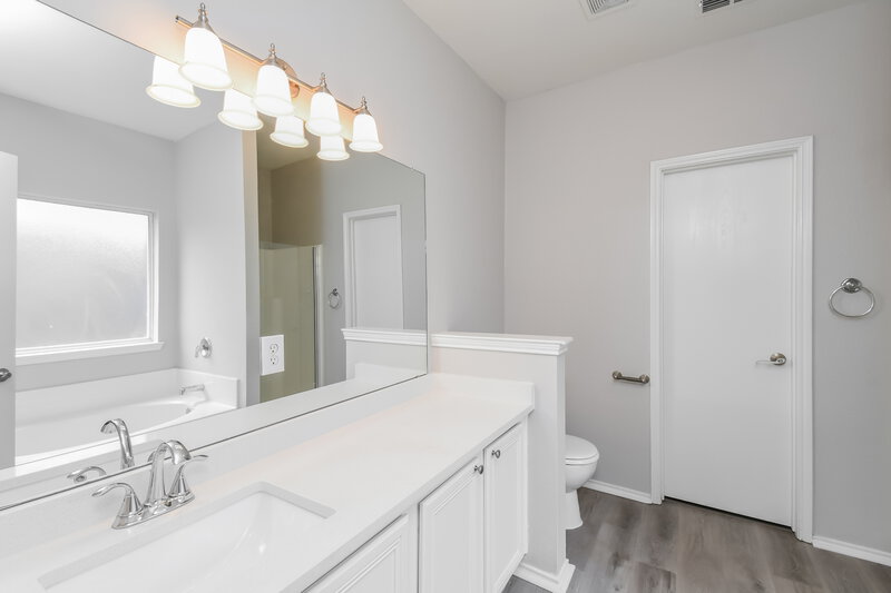 3,035/Mo, 8103 Guadalupe Rd Arlington, TX 76002 Main Bathroom View
