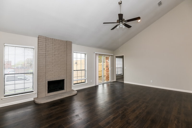 1,880/Mo, 10221 Holly Grove Dr Fort Worth, TX 76108 Living Room View