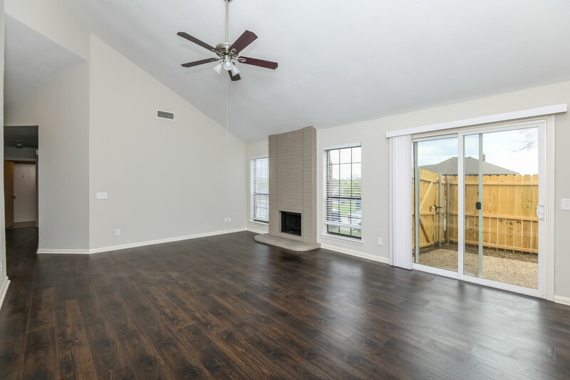 1,880/Mo, 10221 Holly Grove Dr Fort Worth, TX 76108 Living Room View 2