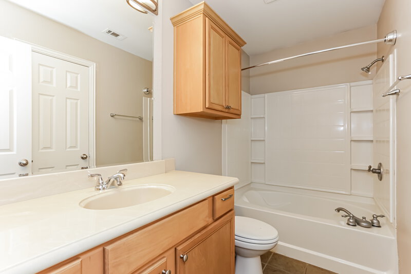 2,205/Mo, 417 Mara Ln Red Oak, TX 75154 Main Bathroom View