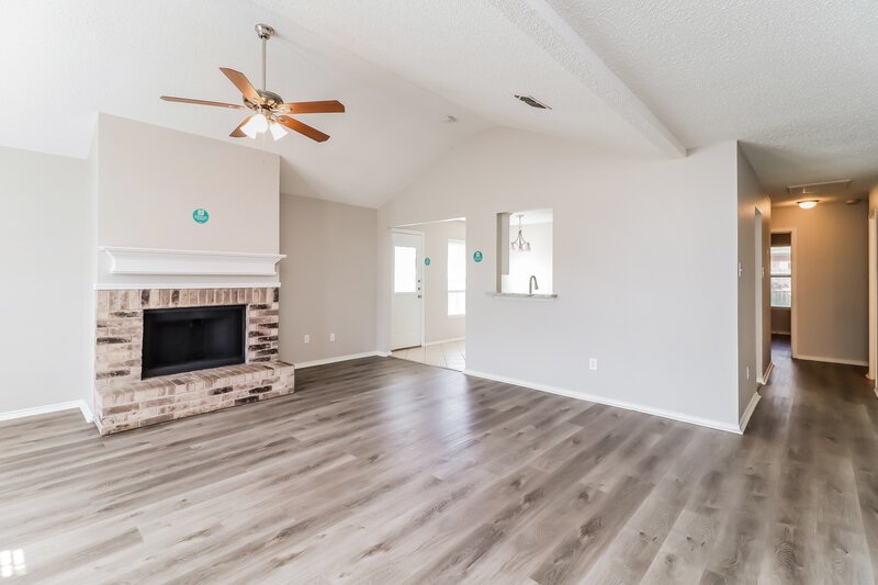 2,150/Mo, 5616 Colebrook Trail Arlington, TX 76017 Living Room View 2