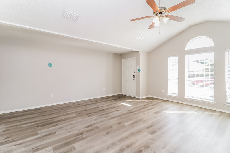 2,150/Mo, 5616 Colebrook Trail Arlington, TX 76017 Living Room View 3