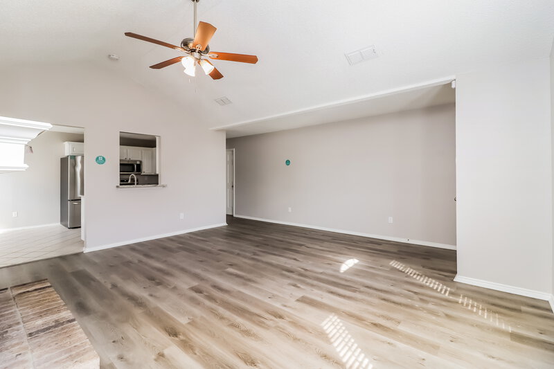 2,150/Mo, 5616 Colebrook Trail Arlington, TX 76017 Living Room View 4