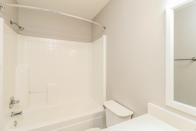 2,150/Mo, 5616 Colebrook Trail Arlington, TX 76017 Main Bathroom View