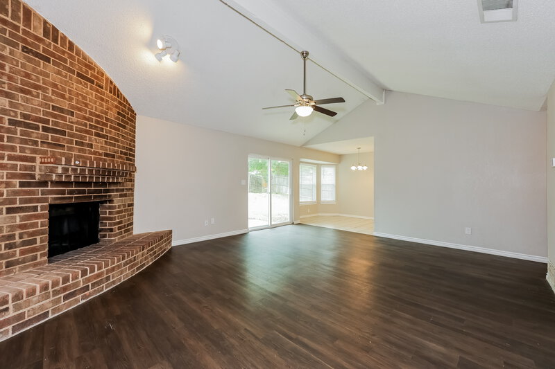 2,010/Mo, 6214 Big Springs Dr Arlington, TX 76001 Living Room View 2
