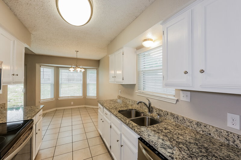 2,010/Mo, 6214 Big Springs Dr Arlington, TX 76001 Kitchen View 2