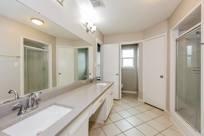 2,010/Mo, 6214 Big Springs Dr Arlington, TX 76001 Main Bathroom View