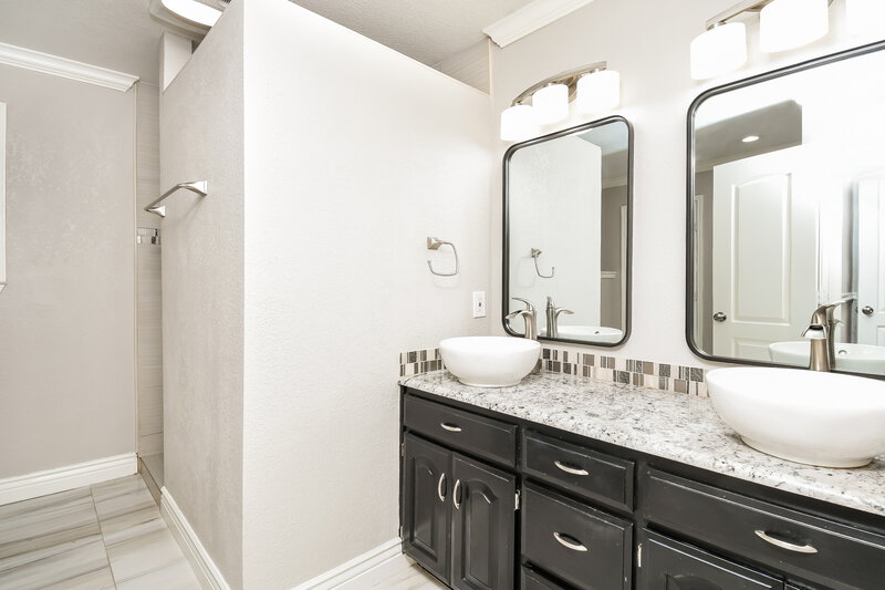 2,300/Mo, 4204 Rye Glen Dr Arlington, TX 76017 Main Bathroom View