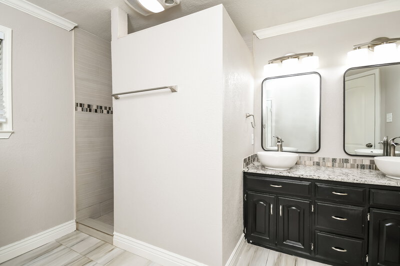 2,300/Mo, 4204 Rye Glen Dr Arlington, TX 76017 Main Bathroom View 2