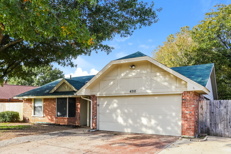 2,140/Mo, 4210 Glen Hollow Cir Arlington, TX 76016 Front View