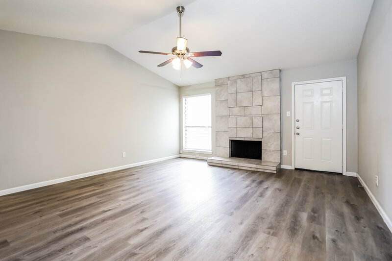2,140/Mo, 4210 Glen Hollow Cir Arlington, TX 76016 Living Room View 2