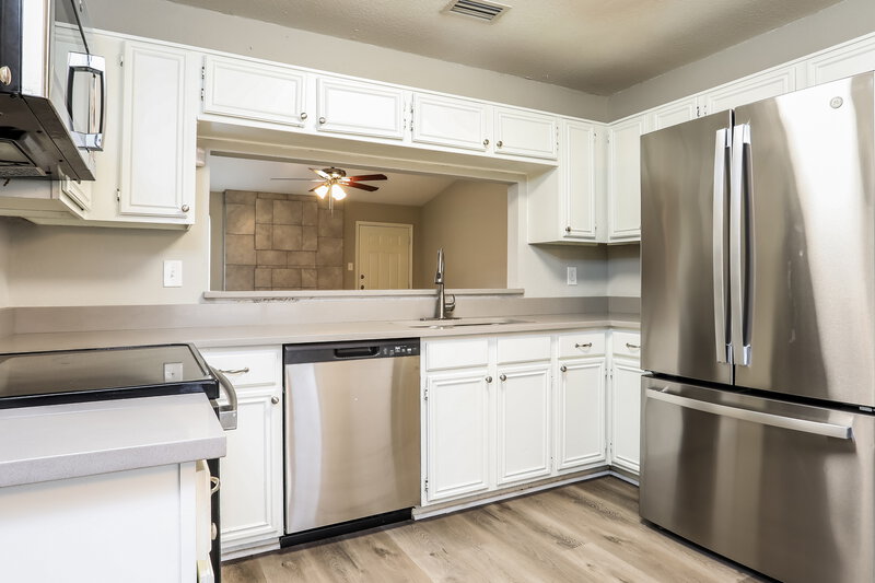 2,140/Mo, 4210 Glen Hollow Cir Arlington, TX 76016 Kitchen View